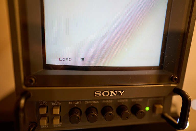 На экране монитора «Sony PVM» команда загрузки игры LOAD