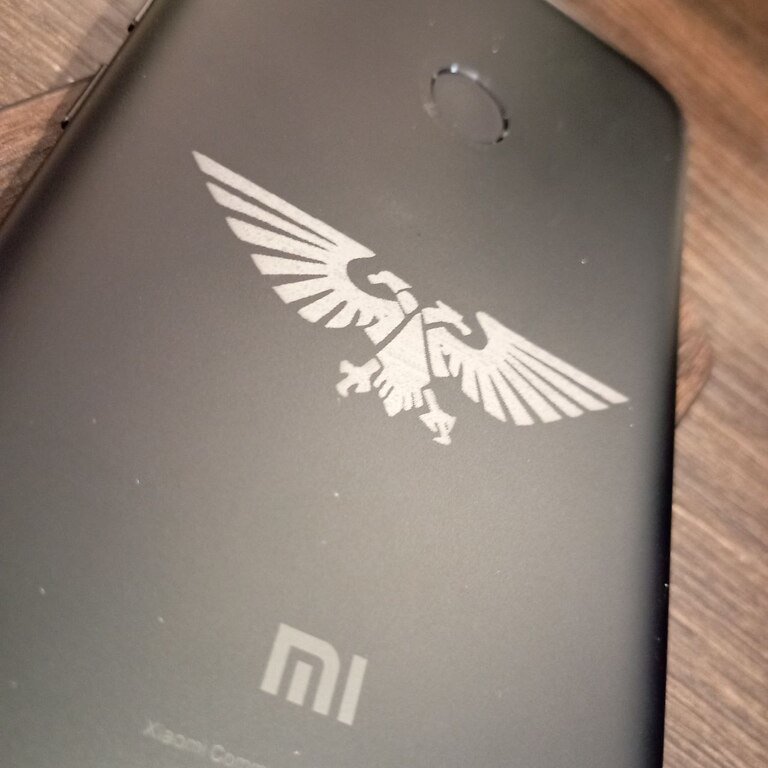 Гравировка на анодированном алюминии задней крышки телефона