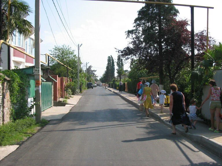 Отдыхающие идут на пляж.