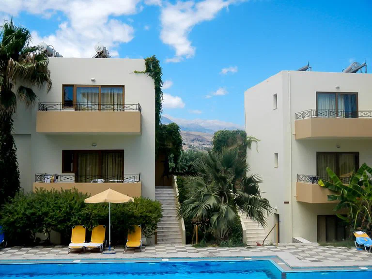 Наш отель назывался «Kavros Garden Studios & Apartments Hotel».
