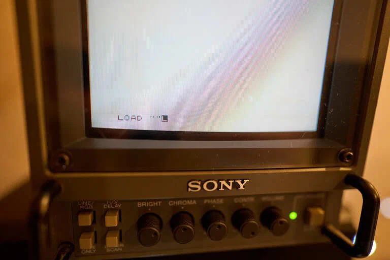 На экране монитора «Sony PVM» команда загрузки игры LOAD