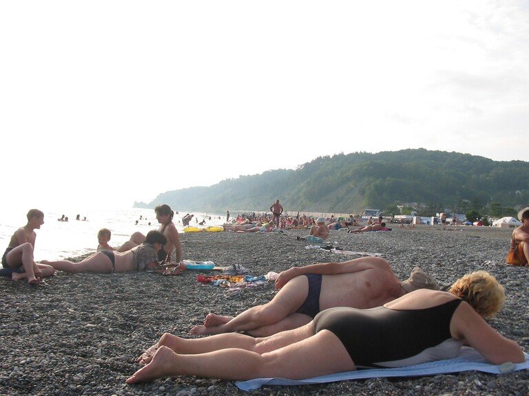Отдыхающие на пляже Дагомыса.
