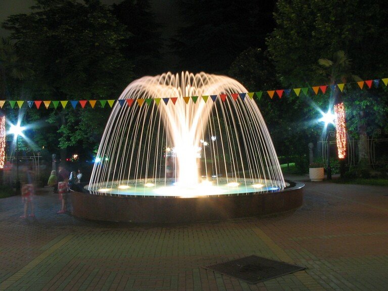 Светящийся фонтан в парке Ривьера.